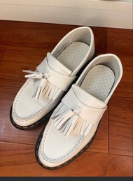 Dr. Martens 白色流蘇樂福鞋