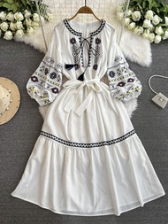 ชุดเดรสชายหาด Boho สําหรับผู้หญิงพร้อมแขนโคมไฟปักและองค์ประกอบเชือกผูกรองเท้าชุดเดรสยาวสวมหัวเอวสูงส