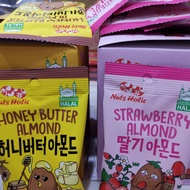 NUT HOLIC ALMOND NUT HALAL TWO FLAVORS:HONEY / STRAWBERRY 8*30g 韩国进口果仁 / 杏仁 蜂蜜口味 / 草莓口味 8*30克