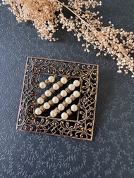 老又好古董珠寶 古董古銅蕾絲窗花珍珠算盤方塊別針胸針 B2073