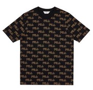 FILA #upthebeat 中性 滿版LOGO 短袖圓領T恤 休閒上衣 -黑色 (1TEX-5401-BK)