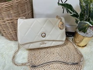 กระเป๋าสะพาย LYN 9.5 นิ้ว รุ่น Trixie M Crossbody Bag หน้าหัวใจไข่มุก