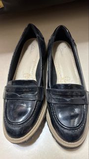 Clarks 黑色漆皮樂福鞋