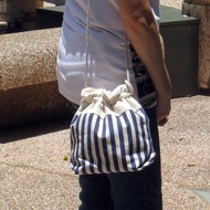 三合一肩背/斜背/手提束口水桶包 ~ 藍白條子(A23)