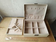 大型首飾箱帶鎖頭鎖匙扣白色皮革質料pu外皮防塵防水海綿戒指盒耳環耳釘隔層兩層分層手鈪手錶手鏈收納收藏品加絨毛布料絨布防刮花金器項鍊純銀製首飾品米白色粉紅色小型中大飾物盒有幾層多層 large jewe