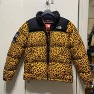 Supreme The North Face Leopard Nuptse Jacket 豹紋 聯名 TNF 羽絨外套 夢幻逸品 街頭 潮流。