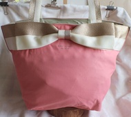 【KATE SPADE】全新亮麗粉紅色帆布配真皮邊金色蝴蝶結裝飾大容量肩背包