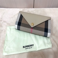 《全新現貨》BURBERRY Halton 格紋及牛皮信封式翻蓋長夾(淺米色) burberry 經典格紋長夾 信封包 郵差包