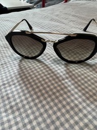 Prada 太陽眼鏡