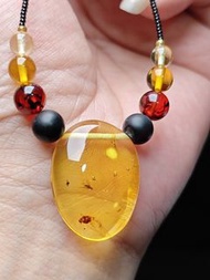 俄羅斯海參崴博物館珍藏天然蟲珀吊墜頸鍊 配珠:金珀、血珀、藥珀。《含蚊子🦟和水膽》配珠4.9-6.8mm蟲珀25.3×19.2×7mm45cm5.8g《🈶博物館證書&琥珀大師簽名》HK＄1550❌77