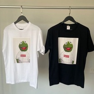 【ใหม่】Supreme SUP 08 Kermit Tee Tshirt เสื้อยืด ซูพรีม กบ พร้อมส่ง (หายาก) XL อก 48" Women's T-shirt
