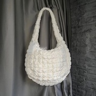 現貨 全新正版 白色 Cos Quilted Oversized Shoulder Bag Cream Off-White 雲朵包 夾棉雲袋 泡芙袋 雲朵袋 Black