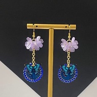 金色鉤形耳環　飾有閃閃發光的藍色蝴蝶和藍寶石色波西米亞玻璃珠