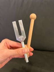 開聲聽‼️現貨超推4096音叉🌈 我日日都用‼️放工仲捻緊好多煩事放鬆唔到？可以合埋眼打幾下放眉心，可即時令自己放鬆🌈振頻有強大的淨化力量，啟動水晶，提升空間能量🔥 可加強飲用水和香水能量🥰