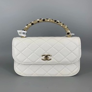 香奈兒26C珍珠手柄白雪公主大WOC 白金羊皮 尺寸18133.5  Chanel 26C Pearl Handle Snow White Large WOC, White Lambskin with