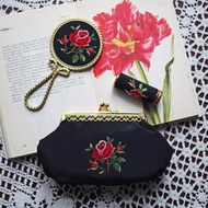 一套 3 件古董配件 ( 小錢包、手鏡及口紅盒 ) 玫瑰刺繡