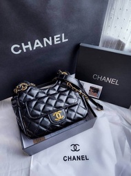 กระเป๋า CHANEL SMALL HOBO BAG 23C ตัวใหม่ล่าสุดปี 2023 !! มาแล้ววววว งานสะพายข้างทรงเก๋ งานแพง งานหนังแลมป์อย่างดี ซับในสวย ใบใหญ่ ใส่ของได้เยอะ ช่องหน้าใช้งานได้จริง รายละเอียดเป๊ะมากก  #มาพร้อมอุปกณ์ครบชุด กล่อง ใบเสร็จ ~ งานปังมากกกกกก อะไหล่ทองปั้ม สว