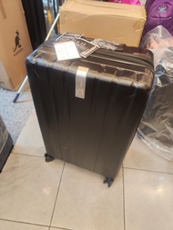 全新行李箱，黑色，28吋，可以加大，密碼鎖，飛機輪，板橋江子翠捷運站五號出口自取，28吋1280元，不議價