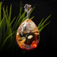 波罗的海琥珀制成的独特吊坠 迷人的白兰地银色闪烁着迷人的火花