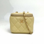 CHANEL 21B方盒子化妝包黃色羊皮30開金扣金球調節扣肩背包