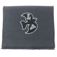 成色極佳 ▼LOUIS VUITTON) LV Harmony M77944 羊毛圍巾，100% 羊毛材質，飾有品牌標誌貼片，灰色，義大利製造，正品，男士款