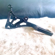 Rear Pas ex150/135_rear 2pis rembo pigtail for ex150, ex135, turned up, 200m disc (zin)_CNC black pl