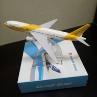 B777 Flyscoot Static Plane Model 16cm