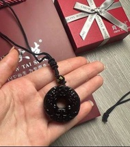 周大福黑曜石貔貅平安扣吊墜｜全新正品連盒｜雙貔貅招財造型｜香港行貨品質