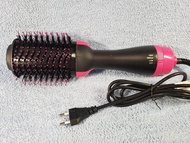 全新 個人頭髮護理用品，全新的無包裝1200W 風筒梳，三段溫度，梳身輕巧，實用，頭髮護理必備，可網上研究吓，不多介紹，給懂得的，圓腳電源插，加＄10可改英式插頭。