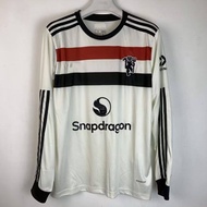 Áo bóng đá sân nhà và sân khách của Manchester United cho 2025/26: Số 8 B. Fernandes Số 10 cunha Số