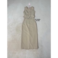 BT 04-1239 Set Of Sleeveless Blazer V-Neck Front Trim Matched With A Long Skirt With Back Slit There