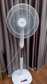 พัดลมตั้งพื้น 16 นิ้ว TOSHIBA รุ่น F-ASY50TH(W) มอเตอร์ DC ส่งแรงลมได้ไกลถึง 12 เมตร