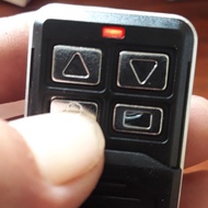 Tay điều khiển cửa cuốn mã gạt 315 mhz- Remote mã gạt 315 mhz