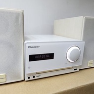 二手 Used （CD盤有時不能打開 或要拍一下才可取出）日本先峰牌 Pioneer X-CM31-W 床頭音響 CD/AM/FM/USB 對應早期舊 iPod/iPhone CD 迷你音響組合
