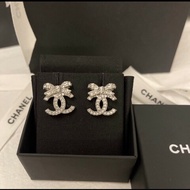 9.999成新Chanel 香奈兒蝴蝶結雙C水鑽很閃亮耳環，實品超級美
為了參加宴會戴ㄧ次，平常都躺在盒裡

2萬4500