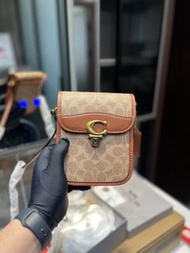 Coach 手機包 專櫃最新 五金logo超級百搭