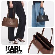💯現貨👜 KARL LAGERFELD K/Autograph tote 掛鎖托特包
🔑 ** signature掛鎖**：袋前有個精緻金鎖仔，刻咗「K」字親筆簽名，勁搶眼✨
📐 玩味長方形：橫向設計