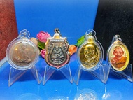 原价:RM453福利价:RM228大福利配套(4样聖物一起)1)圣僧龙婆坤军用直升机版自身法相老铜牌2)聖僧龙婆托爱凯运财童子铜牌3&4)龙婆玛哈士拉高僧大德(龙婆济公)稀有金属指甲料（Sankhaw