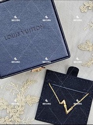 LV 全新 Q93809 VOLT UPSIDE DOWN 18K玫瑰金 V字吊墜項鍊