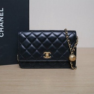 CHANEL CFWOC19黑色羊皮晶片開金扣金球調節扣肩帶肩背包