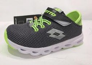 英德鞋坊 義大利第一品牌 LOTTO 男童EASY GO 4大機能風動後踩跑鞋 6720-黑灰 超低直購價398元