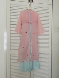 Set áo dài cách tân voan tơ Maian áo dài 4 tà thêu hoa phối hàng cúc bọc cách điệu xẻ trước kèm quần