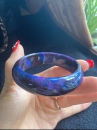 舒俱萊寶石手鐲55.6，附上本港權威大證書，本人出售之物件均為有價值的真品，絕不可同假冒贗品相提並論，手鐲購於十年前，極品老料，集帝王紫、地球藍於一身，部分已經玉化 密度極高，整體極完美無瑕，無紋無裂