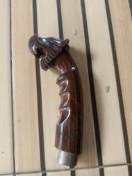 gagang golok ukiran kepala singa warna merah
