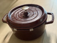 Staub pot 40509355 石榴紅Cocotte Round 22cm 2.6L Grenadine Red 圓形鑄鐵鍋 酒紅色