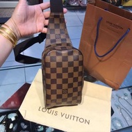 湘琴精品名牌 LV 二手正品胸口、腰、肩背三用包 22800