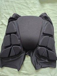 黑犀Black Rhino 下身護具 護臀 防摔褲防護 加厚 黑犀牛
滑雪 溜冰 Roller 單板 雙板 滑板 S碼