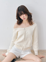 [pre-order] HEARTEYES - OFF SHOULDER CARDIGAN - OATMEAL | คาดิแกน เปิดไหล่ ผ้านิท ไหมพรม สีเบจครีม