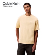 CALVIN KLEIN เสื้อยืดคอกลมแขนสั้นผู้ชาย ทรง Relaxed รุ่น 4RC222G RM9-สีเหลืองอ่อน