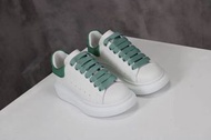 正品 Alexander McQueen 2020最新款系列小白鞋～ 這款是小白鞋中的王者，最新款的是整個鞋子皮料的提升，所以看起來比之前更加高級！上腳比老款舒服太多😌 最主要的功效就是增高😂 超顯腿